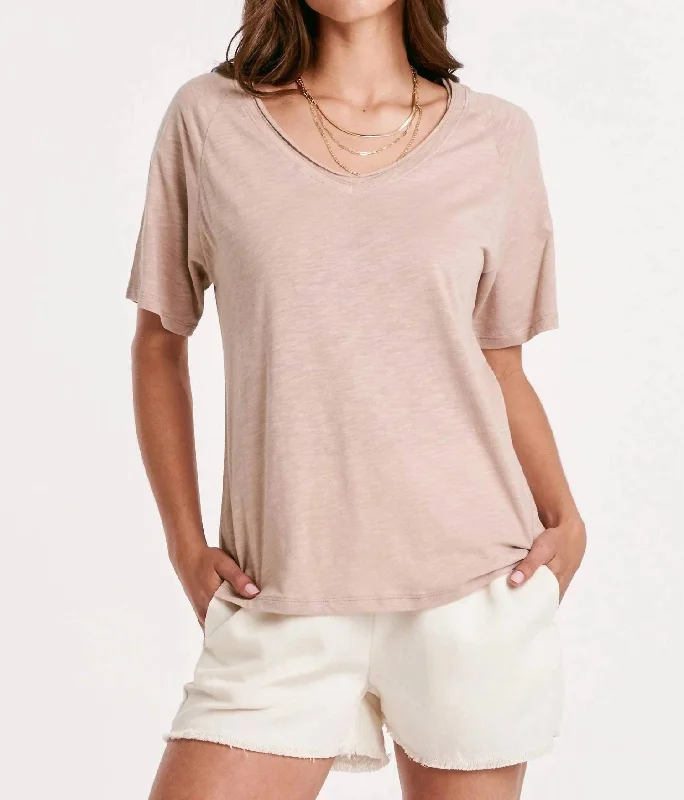 Taylor Relaxed V-Neck Slubbed Basic Tee In Warm Sand